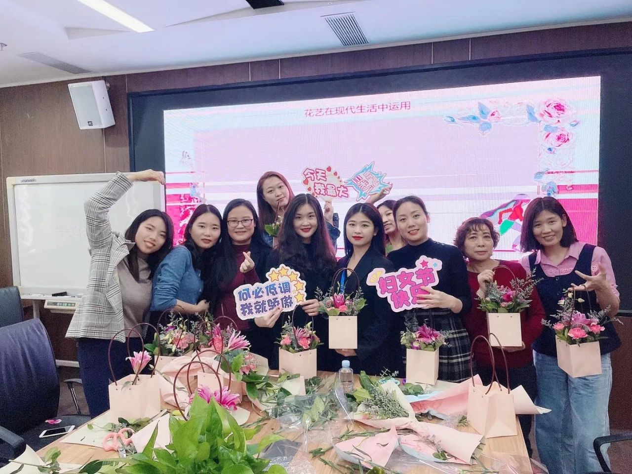 &ldquo;花伴女神.綻放芳華&rdquo;主題插花活動(dòng)